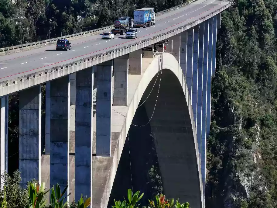 Architectural concrete span of the massive Bloukrans bridge canyon