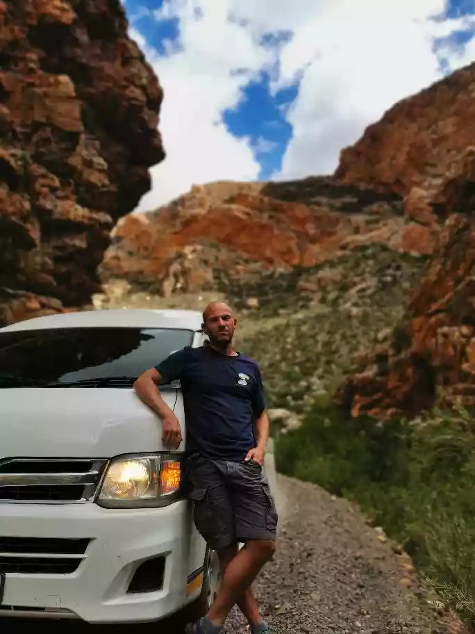 Wes and touring vehicle along Seweweekspoort pass